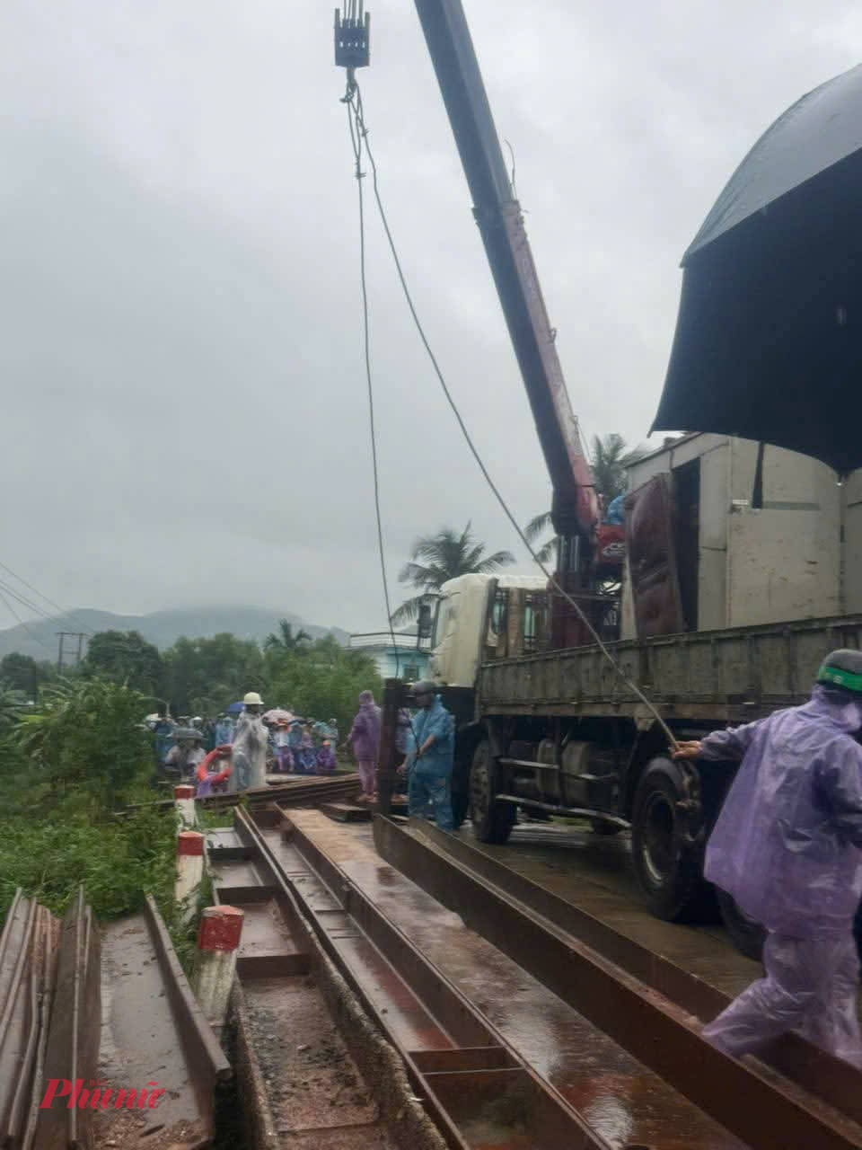 Ngành chức năng tỉnh Quảng Ngãi đã tập kết vật liệu để làm cầu tạm