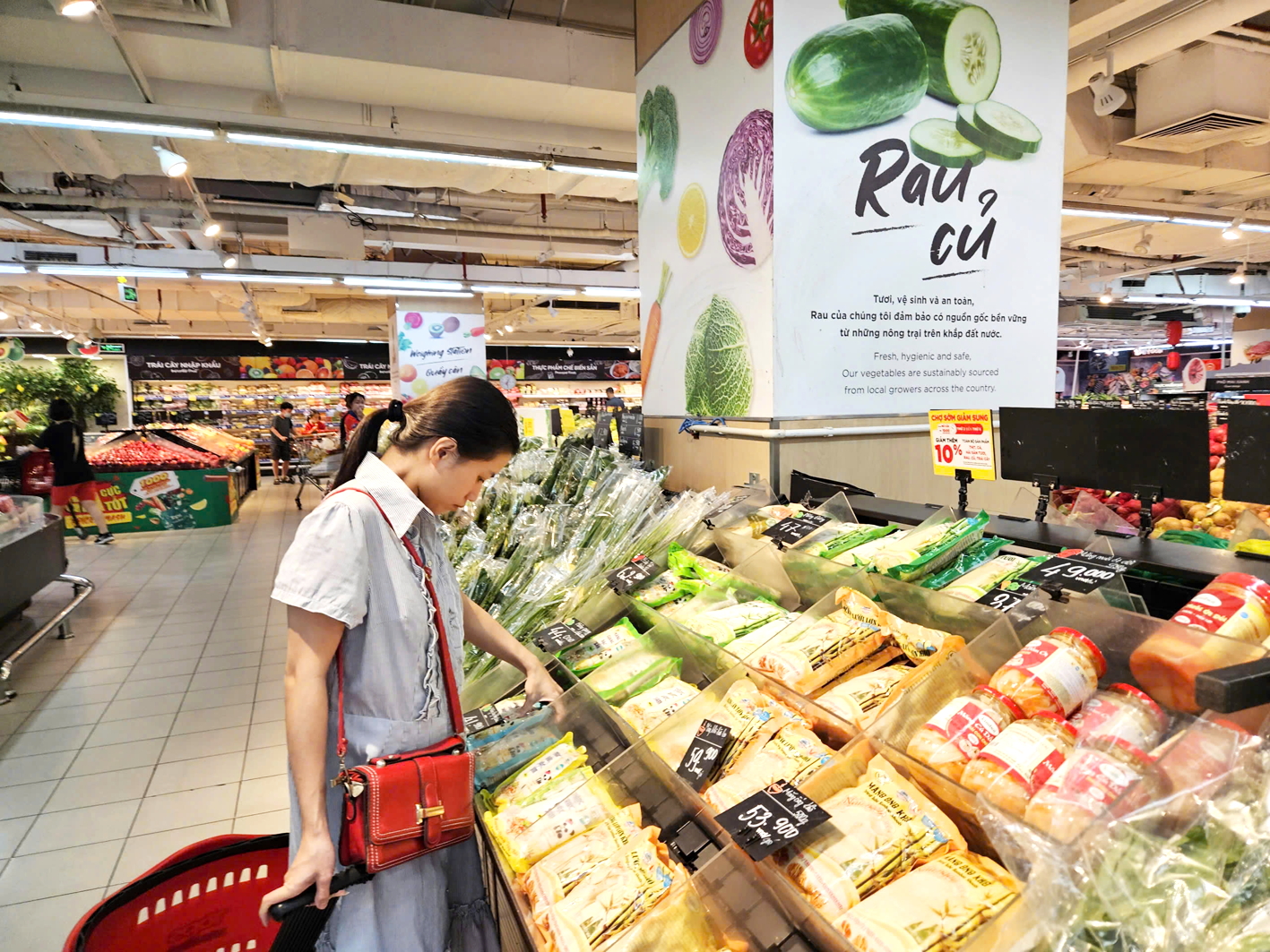 Người tiêu dùng mua sắm tại siêu thị Tops Market Thảo Điền, phường An Khánh, TPHCM