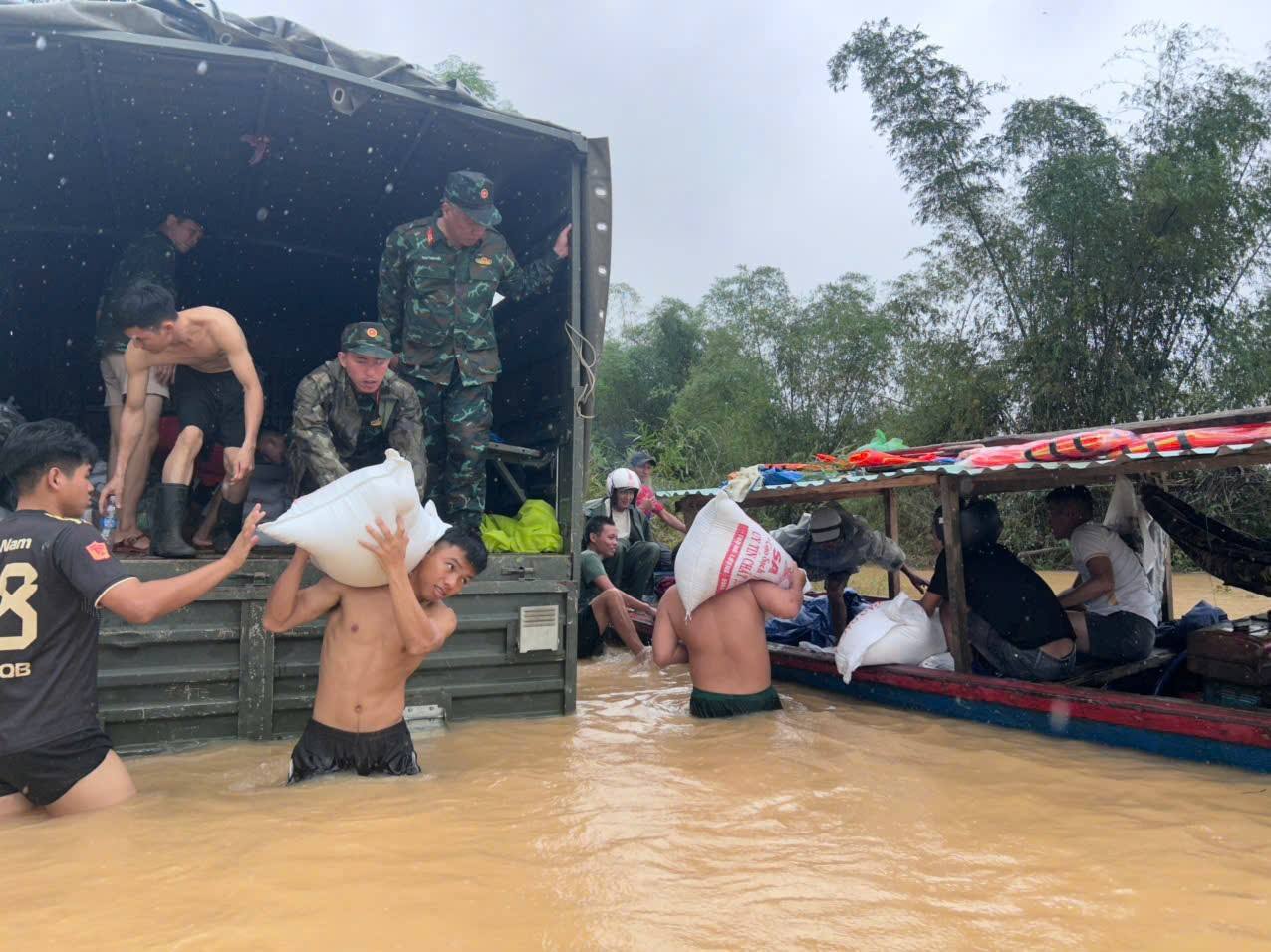 Lữ đoàn 574 tiếp tục tổ chức các phân đội giúp nhân dân khắc phục hậu quả thiên tai ở xã Quế Phước, Nông Sơn.