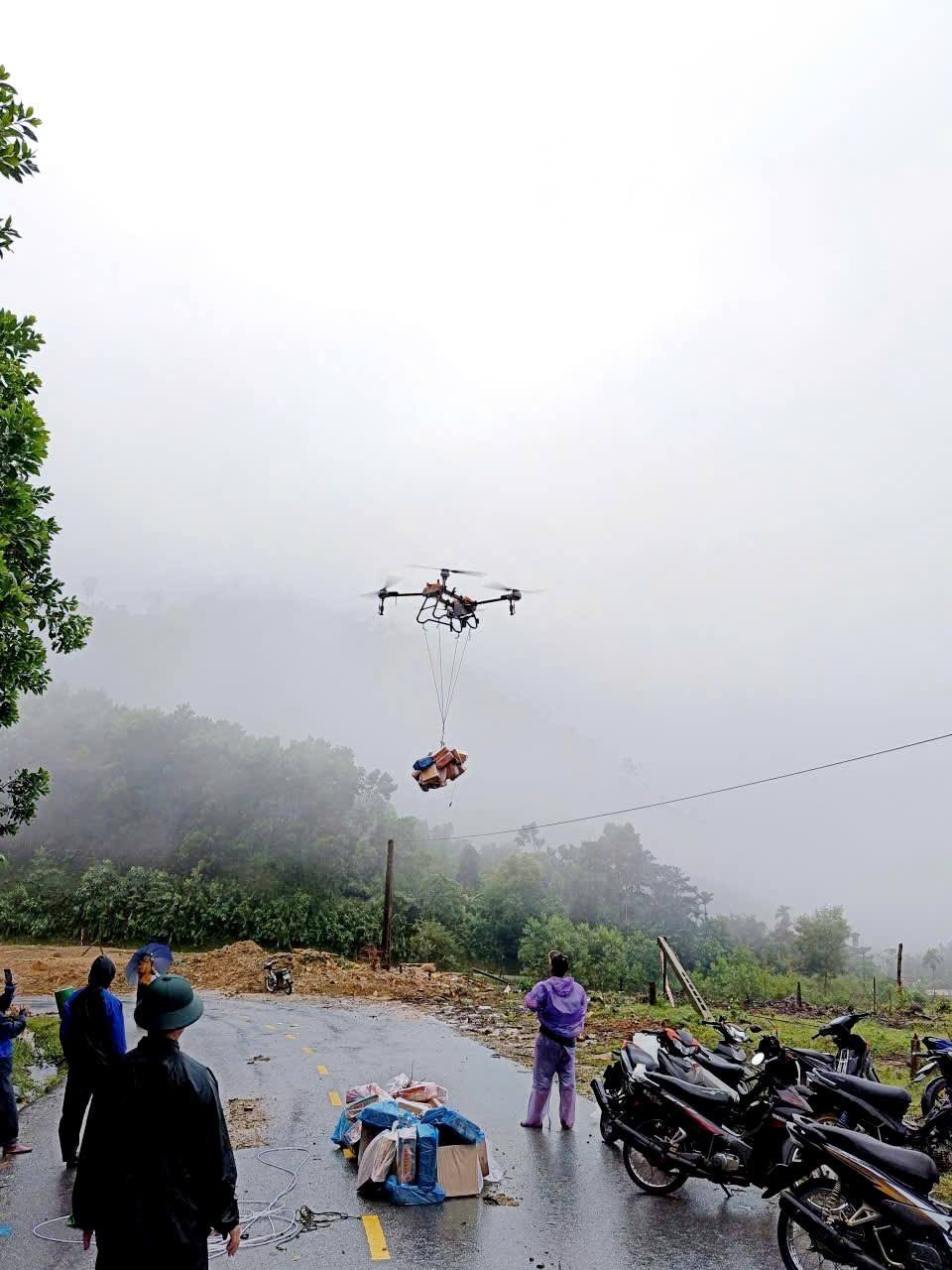Lữ đoàn Công binh 270 dùng drone liên tục vận chuyển hàng cứu trợ vào vùng bị cô lập ở xã Trà Tân.