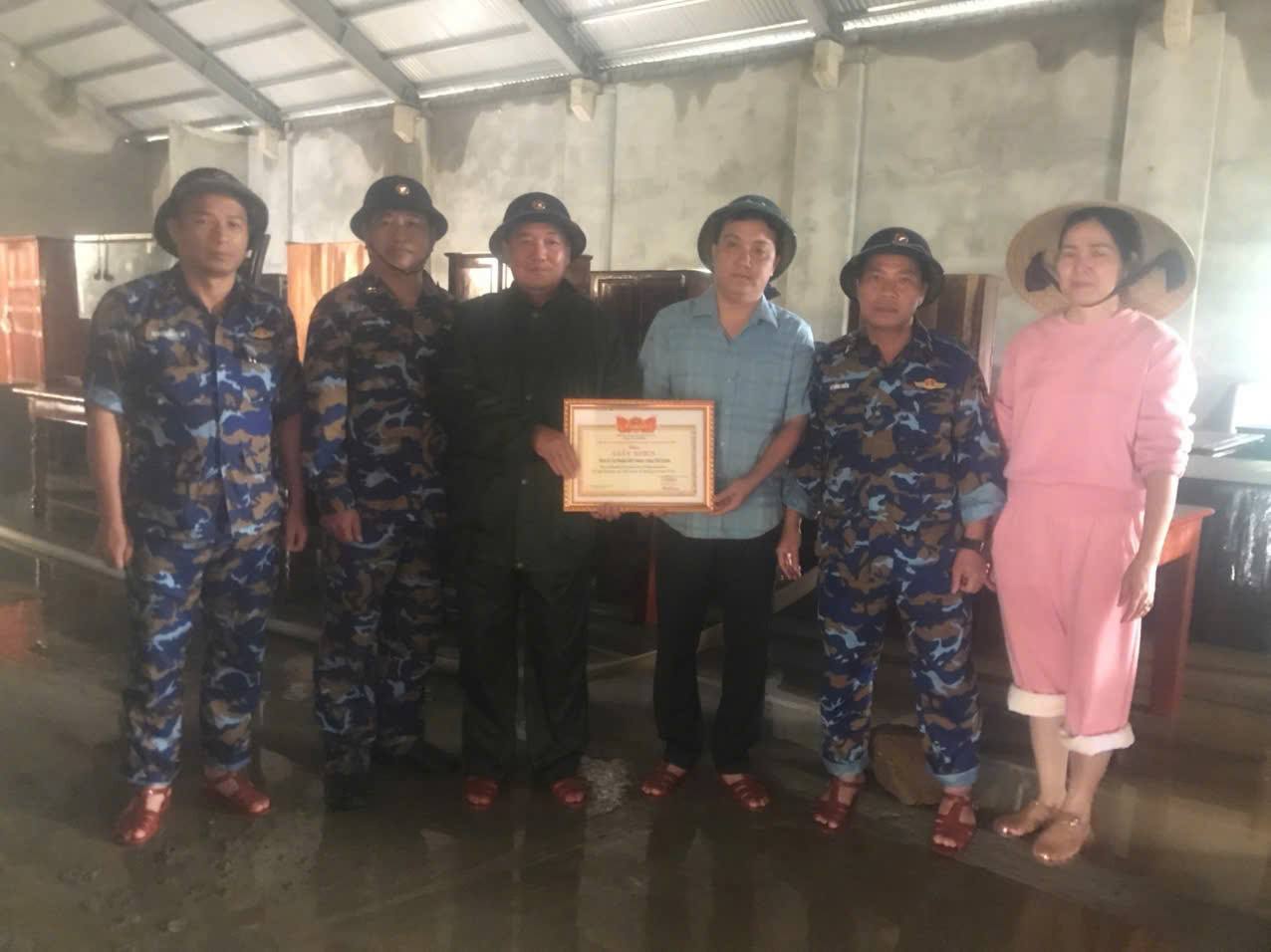 Chủ tịch xã đến tận nơi trao giấy khen cho những cá nhân tiêu biểu có thành tích xuất sắc trong công tác phòng chống bão lũ trên địa bàn_Ảnh: Xã Hà Nha.