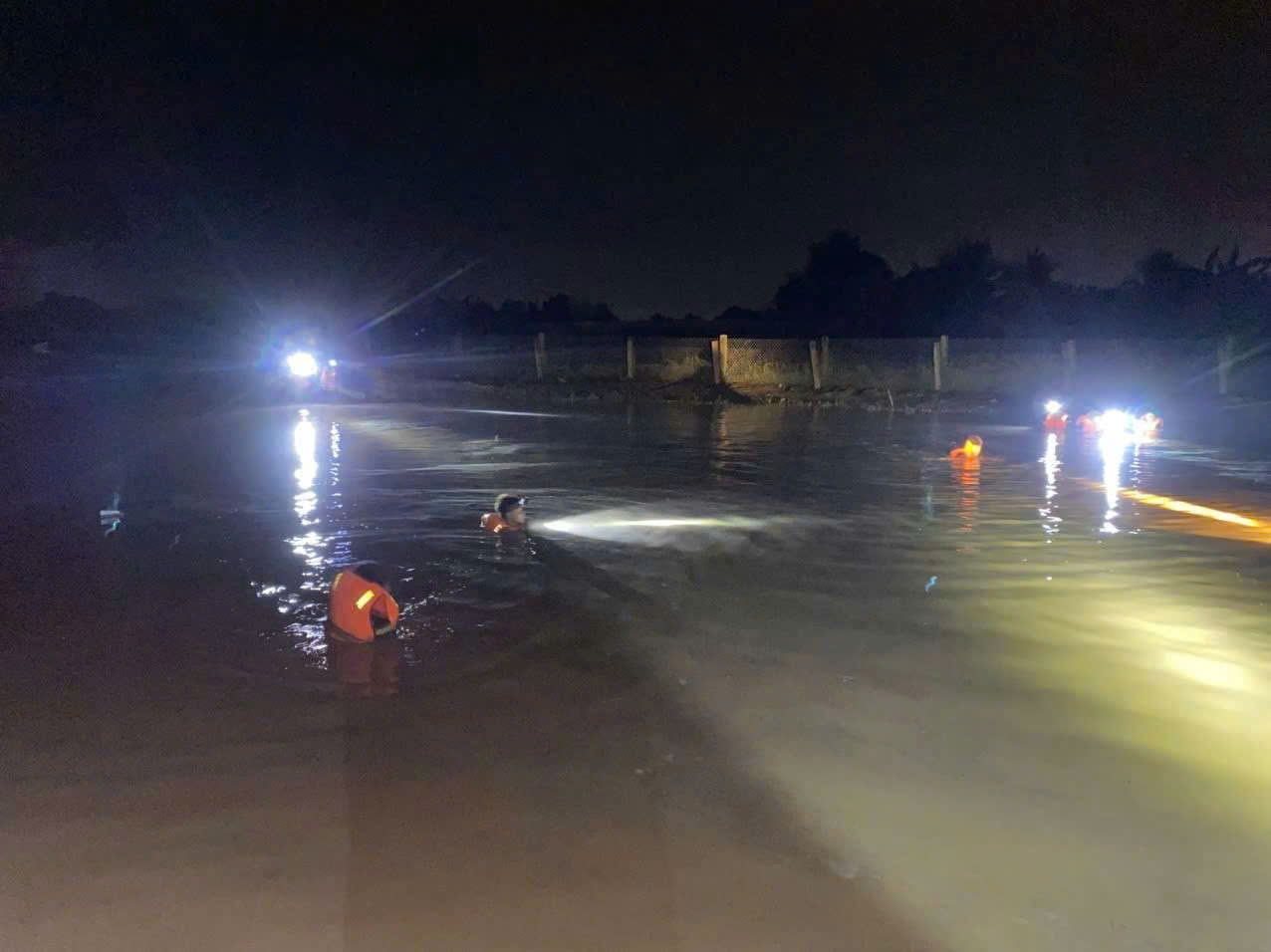 Công tác tìm kiếm diễn ra xuyên đêm - Ảnh: CACC