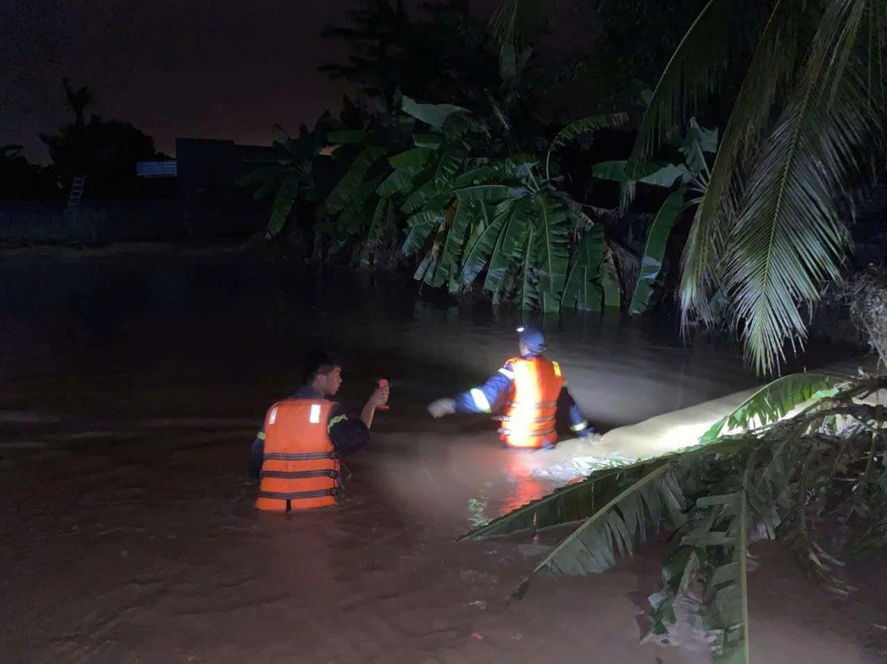Lực lượng cứu nạn cứu hộ nỗ lực ứng cứu người dân và tìm kiếm nạn nhân mất tích - Ảnh: CACC
