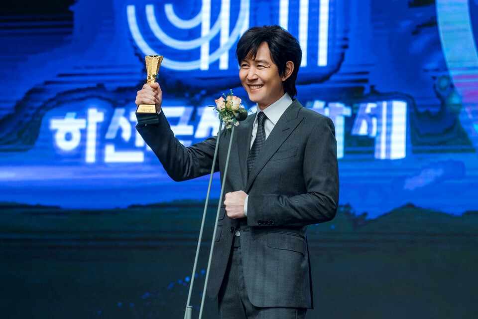 Lee Jung-jae trở lại màn nhỏ với bộ mới nhưng gây tranh cãi về tuổi tác. Ảnh: tvN