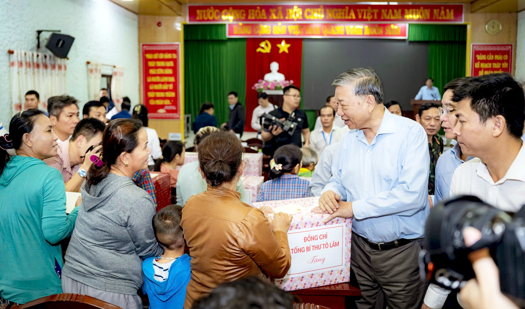 Tổng bí thư Tô Lâm thăm, động viên, tặng quà cho bà con xã Quảng Điền, TP Huế - ẢNH: THUẬN HÓA