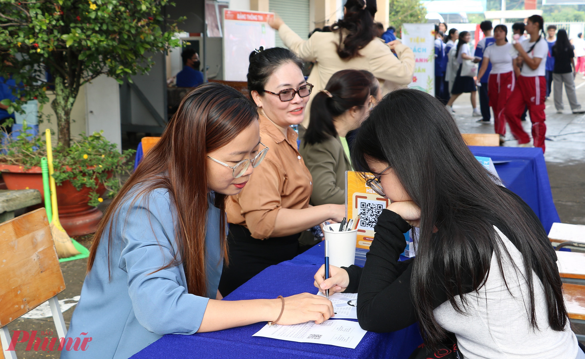 Học sinh được các chuyên gia tư vấn hướng nghiệp tại chương trình - Ảnh: Trang Thư