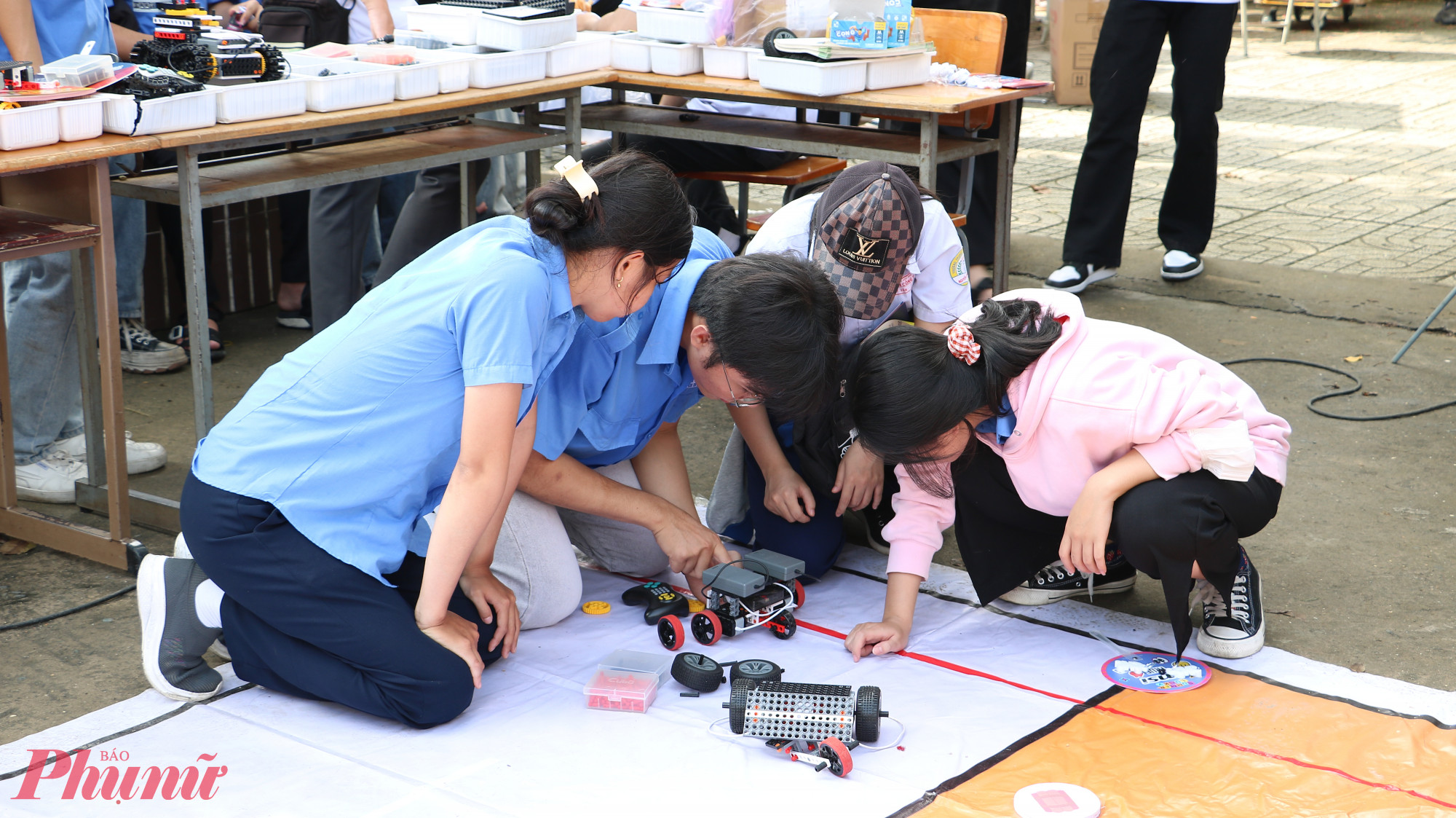 Học sinh thích thú trải nghiệm công nghệ - Ảnh: Trang Thư