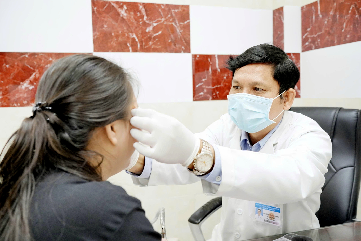 Bác sĩ chuyên khoa 2 Đoàn Văn Lợi Em đang khám mề đay cho bệnh nhân - Ảnh do bệnh viện cung cấp