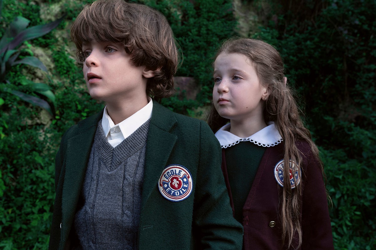 Hai diễn viên nhí đáng yêu trong phim No One Saw Us Leave. Ảnh: Netflix