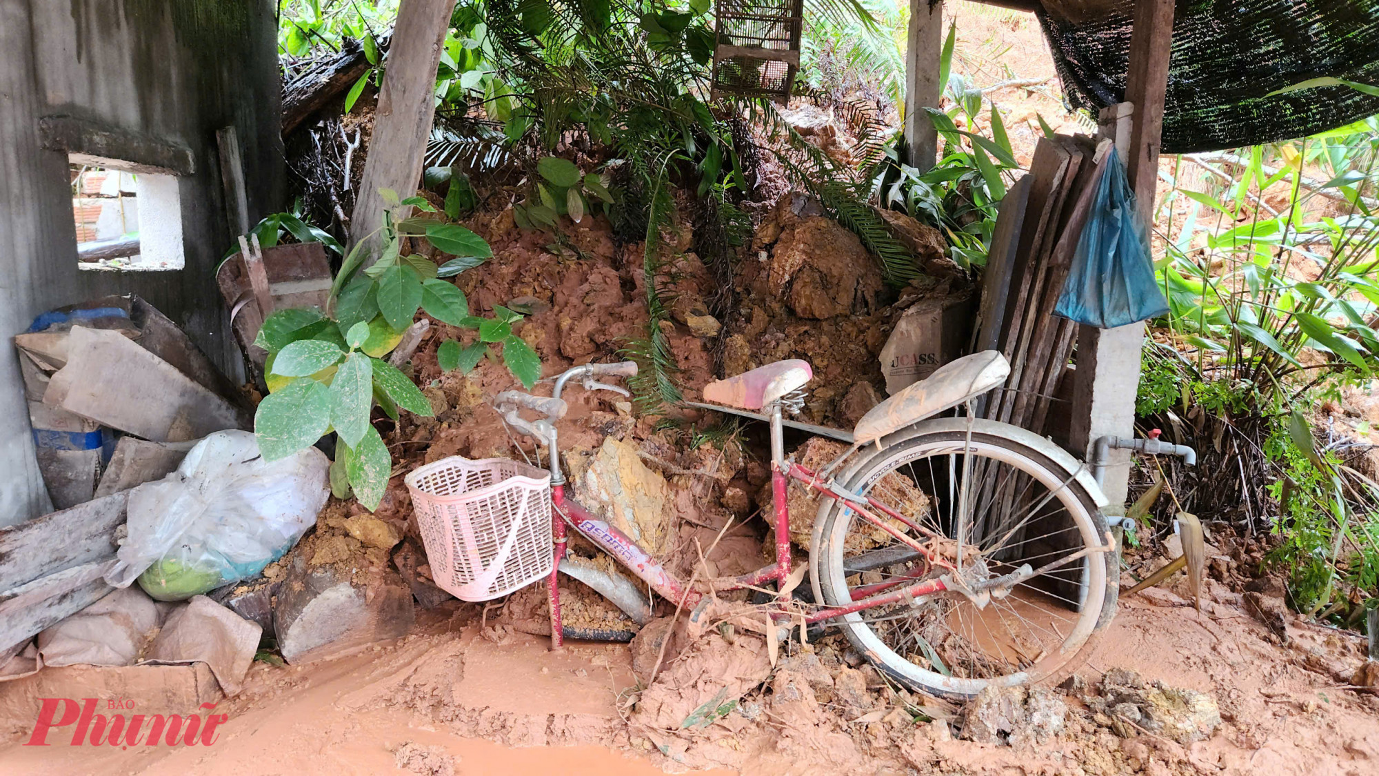 Núi Hòn Dồ đang sạt làm hư hại nhiều nhà cửa người dân