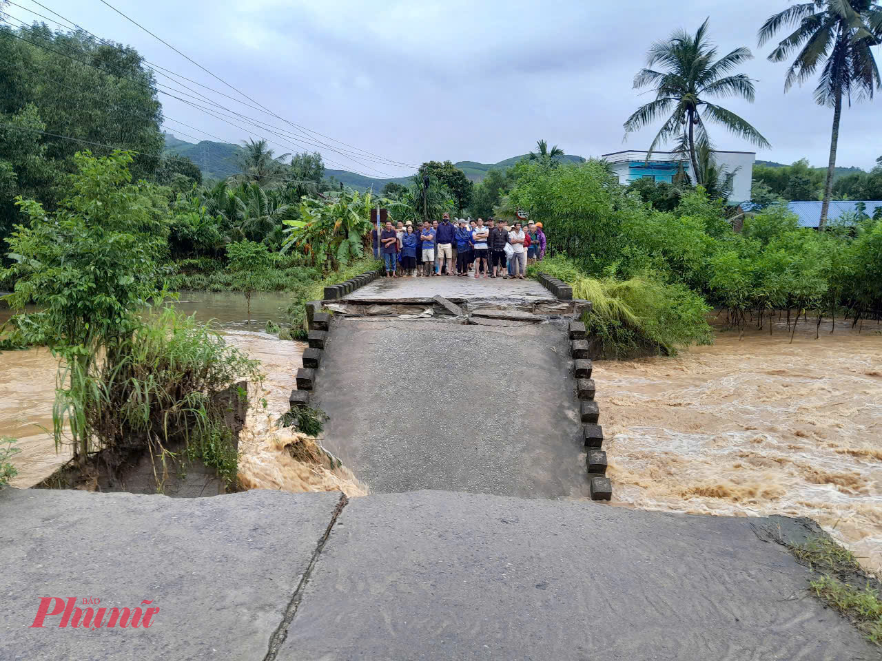 Cây cầu bị sập cuốn theo người và xe máy, rất may người bị nạn đã bơi kịp vào bờ_Ảnh: D.X.