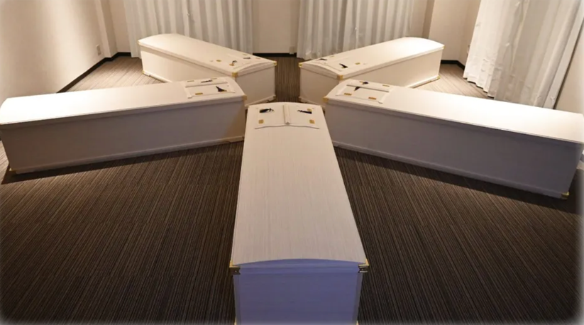 Mặc dù những quan tài này được thiết kế từ phong cách trong tang lễ Phật giáo, nhưng các buổi thiền định của Kanoke-in dành mọi người, thuộc mọi tín ngưỡng đều được chào đón.