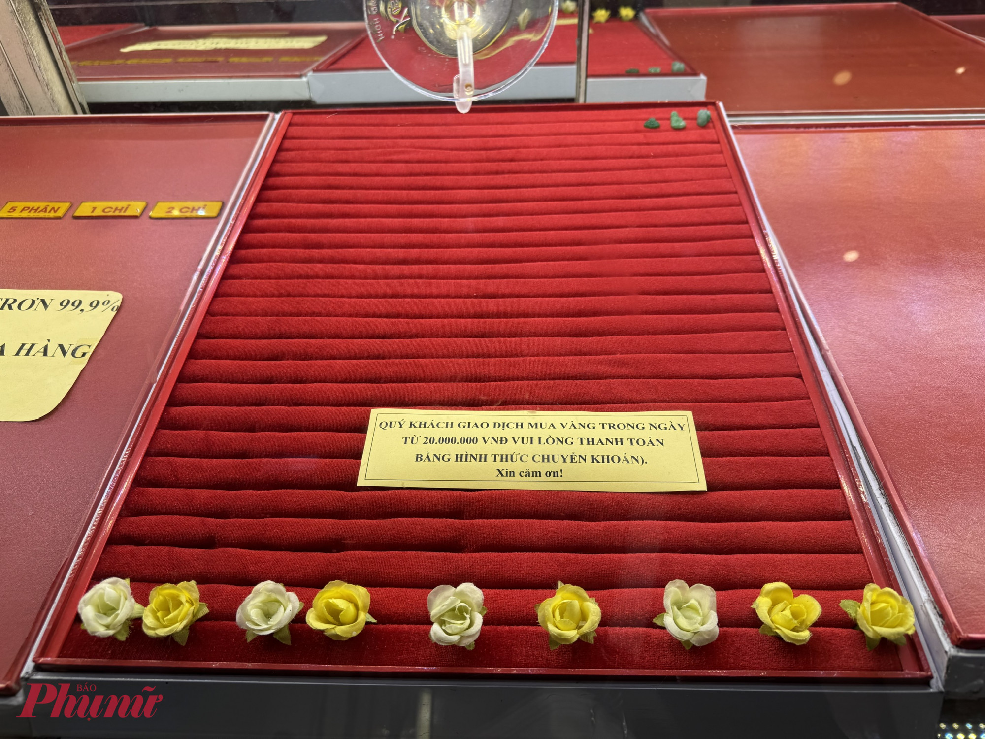 Nhiều công ty, tiệm vàng đã dán giấy thông báo về quy định mới để khách hàng được rõ  - Ảnh: Thanh Hoa