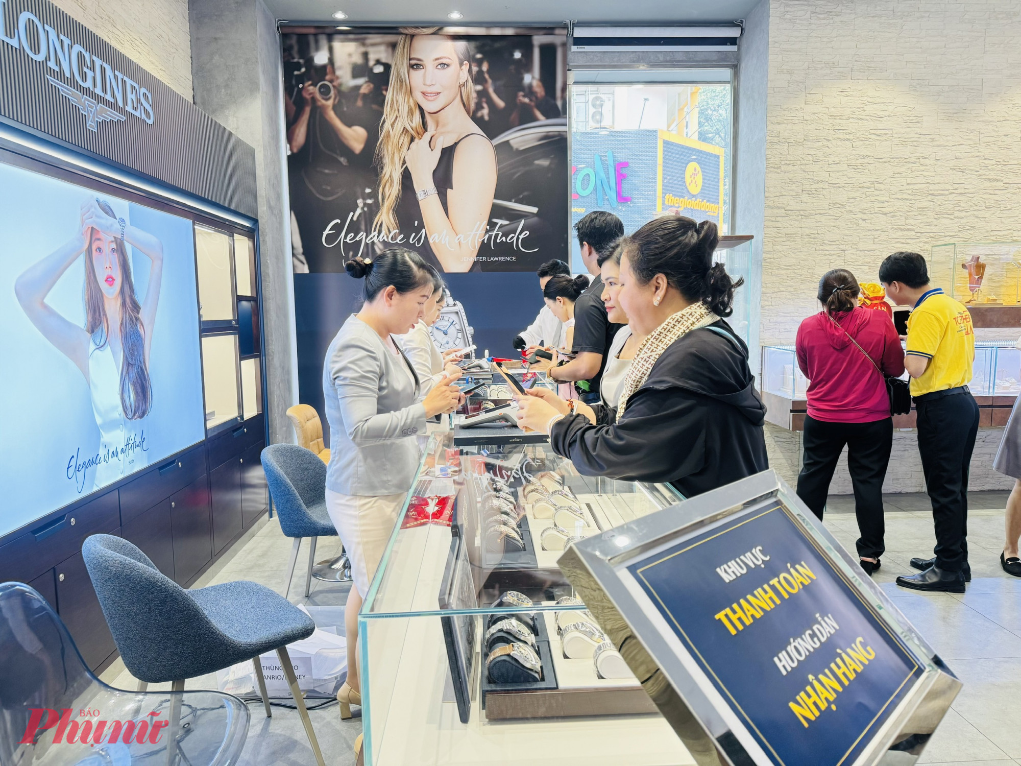 Trước đây, khách hàng có thể dễ dàng sử dụng thẻ tín dụng để thanh toán khi mua sản phẩm vàng có giá trị lớn thì nay không được phép - Ảnh: Thanh Hoa