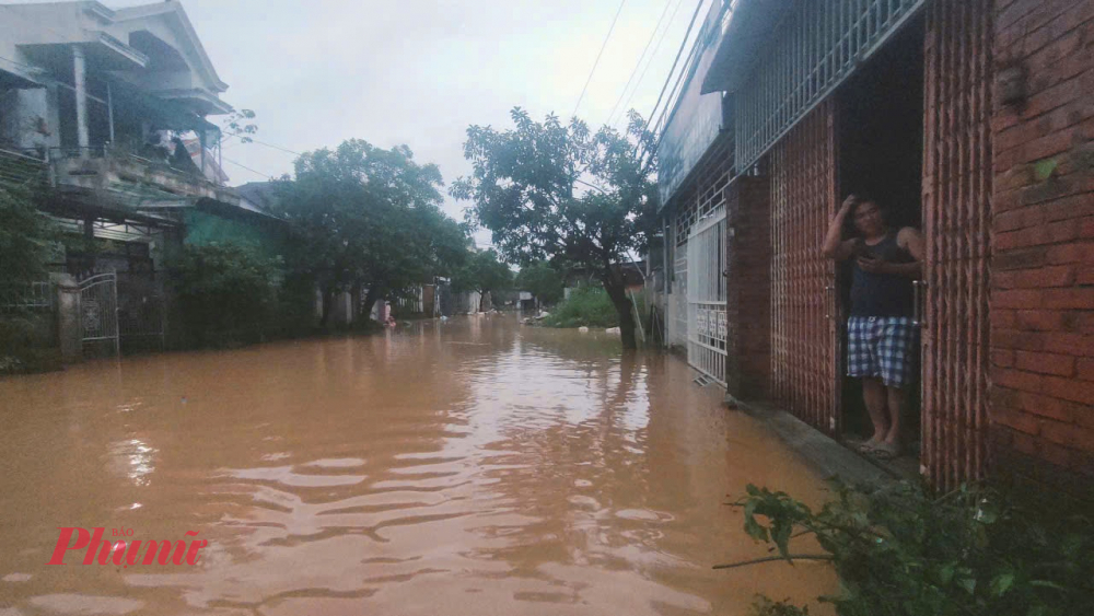 Nhiều người khi được hỏi bà con trong hai trận lụt vừa qua chưa chuẩn bị kịp lương thực, thức ăn nay lại lụt thêm lần 3 khiến cuộc sống của bà con vùng rốn lũ giữa trung tâm TP Huế vốn đã khó khăn nay càng khó khăn hơn