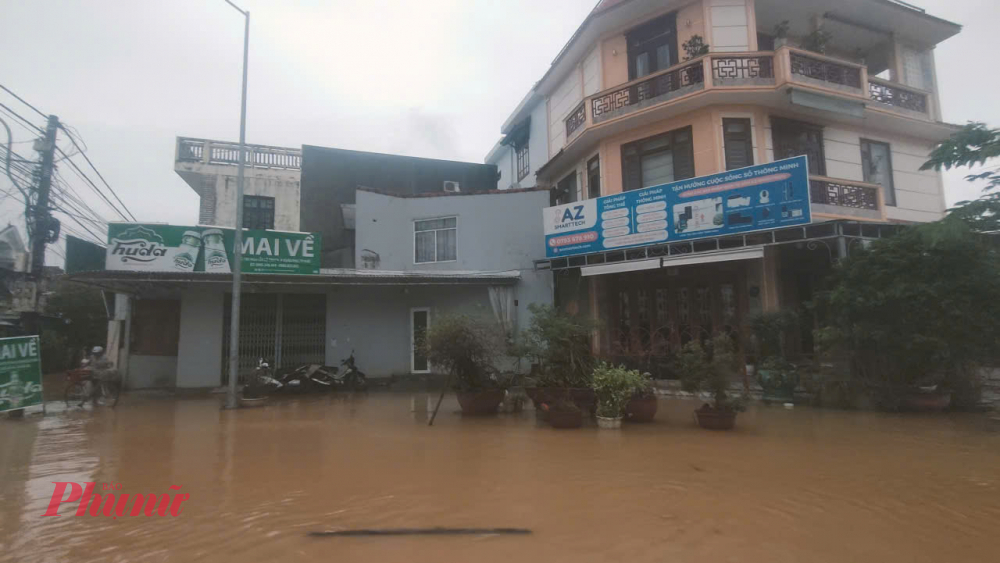 Dự báo trong chiều và đêm nay, mực nước trên cả hai sông chính sẽ tiếp tục tăng nhanh. Sông Hương tại Kim Long có thể tăng lên mức xấp xỉ báo động 3 (mức báo động 3 là 3,5 m). Sông Bồ tại Phú Ốc cũng có xu thế tăng dần đến mức xấp xỉ báo động 3 (mức báo động 3 là 4,5 m).