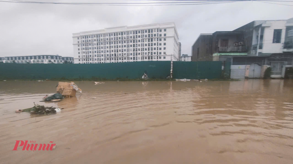 Ban Chỉ huy PTDS TP Huế cảnh báo mực nước trên sông Truồi, sông Ô Lâu và các sông khác đang dao động ở mức cao. Các khu vực này có nguy cơ cao xảy ra ngập lụt, lũ quét, sạt lở và trượt lở đất.