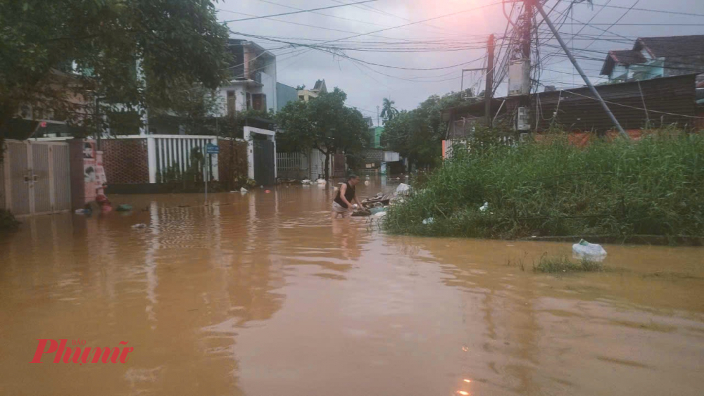 Chiều 2/11, Ban Chỉ huy Phòng thủ dân sự (PTDS) TP Huế phát thông báo cảnh báo về đợt mưa lũ mới do mưa đặc biệt to ở thượng nguồn. Dự báo, trong chiều và đêm nay, mực nước trên sông Hương và sông Bồ sẽ tăng nhanh, xấp xỉ mức báo động 3 