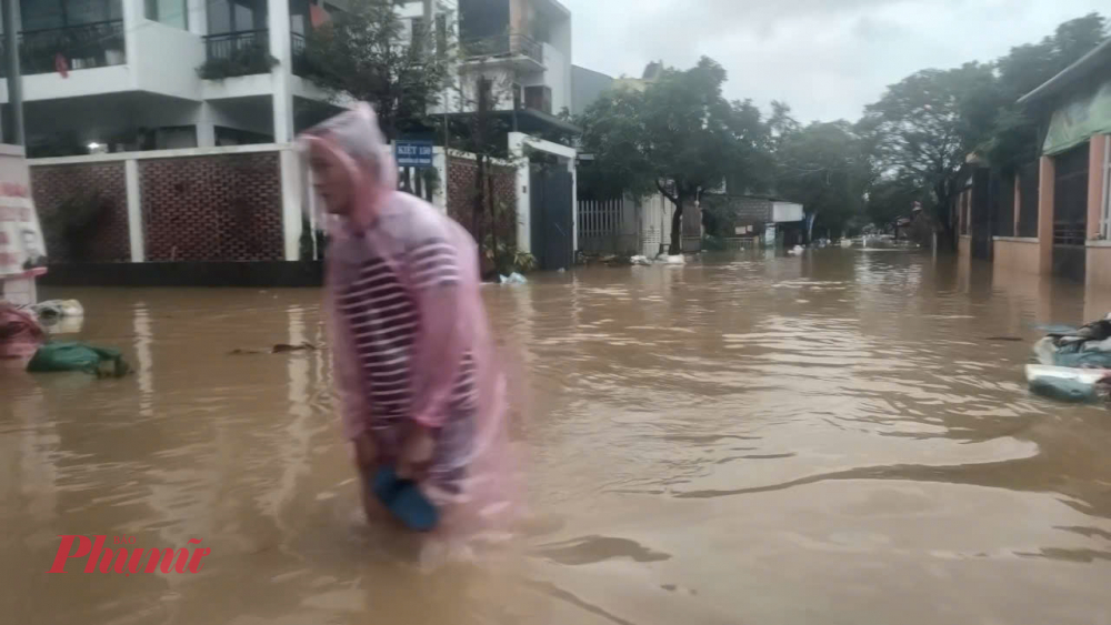 Theo Ban Chỉ huy PTDS TP Huế, trong 6 giờ qua, khu vực thượng nguồn hồ Tả Trạch (bao gồm các xã Long Quảng, Nam Đông, Khe Tre, Lộc An, Phú Lộc, Thượng Nhật) đã có mưa rất to và đặc biệt to. Tổng lượng mưa phổ biến từ 200-300 mm.