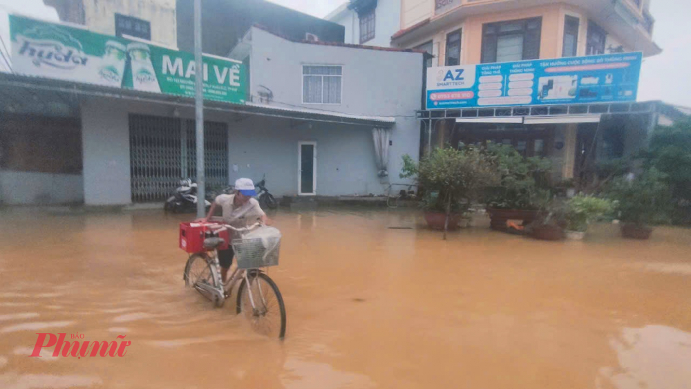 Bà con làng Vân Dương cho biết, mới sáng nay đoạn qua kiệt 183, 185, 181 đường Nguyễn Lộ Trạch người dân vừa dọn xong dọn bùn non dày đặt để xe cộ qua lại nay phải hì hục trắng đêm canh lũ