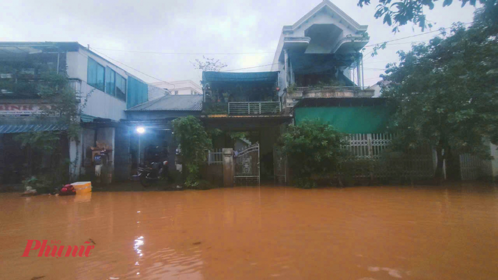 Tuyến đường Nguyễn Lộ Trạch đoạn qua làng Vân Dương phường Vỹ Dạ ngập lụt trở lại trong chiều tối ngày 2/1