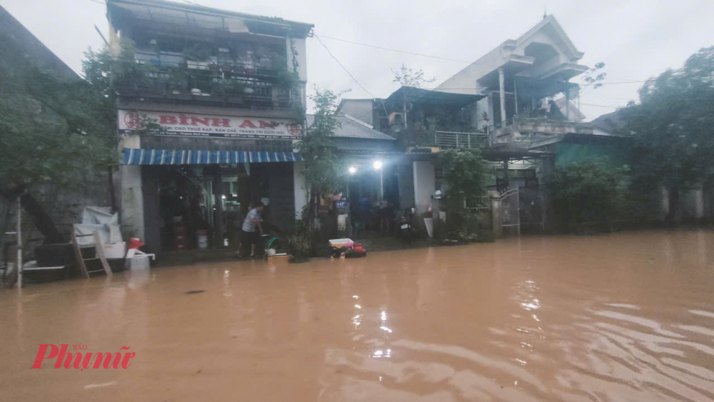Nhiều tuyến phố qua khu vực phường Vỹ Dạ TP Huế bùn non, rác thải hàng trăm tấn chưa dọn kịp nay phải đón thêm một đợt lũ mới