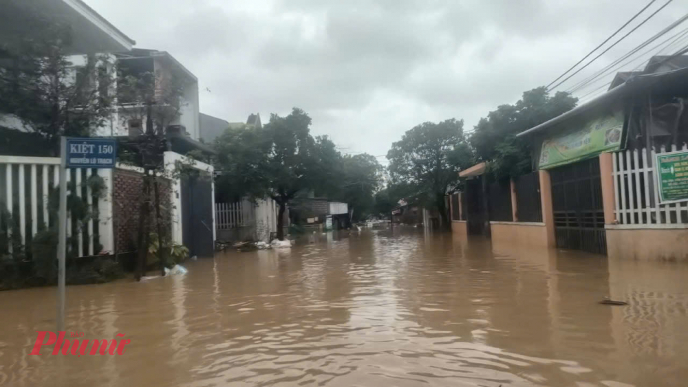 Trước tình hình diễn biến phức tạp của thời tiết mưa lũ, chiều tối nay, Sở GD-ĐT TP Huế đã có thông báo cho phép học sinh vùng thấp trũng tiếp tục nghỉ học, đối với các trường vùng cao giao Hiệu trưởng tổ chức việc dạy và học theo đúng tiến độ chương trình