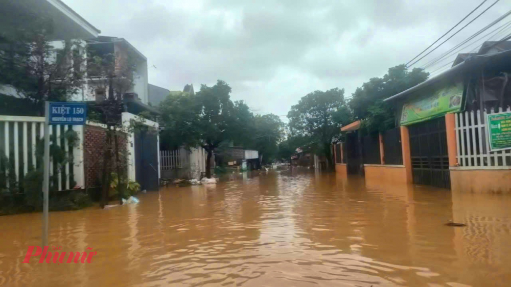 Tại kiệt 150 trên tuyến đường này bà con sáng nay mới dọn xong bùn non, nay nước lũ sắp sửa tràn vào lại nhà