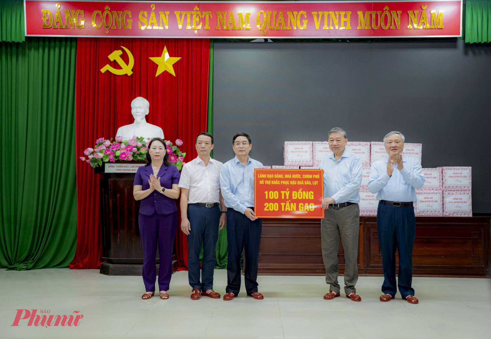 Dịp này Tổng Bí thư Tô Lâm đã trao tặng 100 tỷ đồng và 200 tấn gạo cho nhân dân TP Huế  khắc phục hậu quả lũ lụt