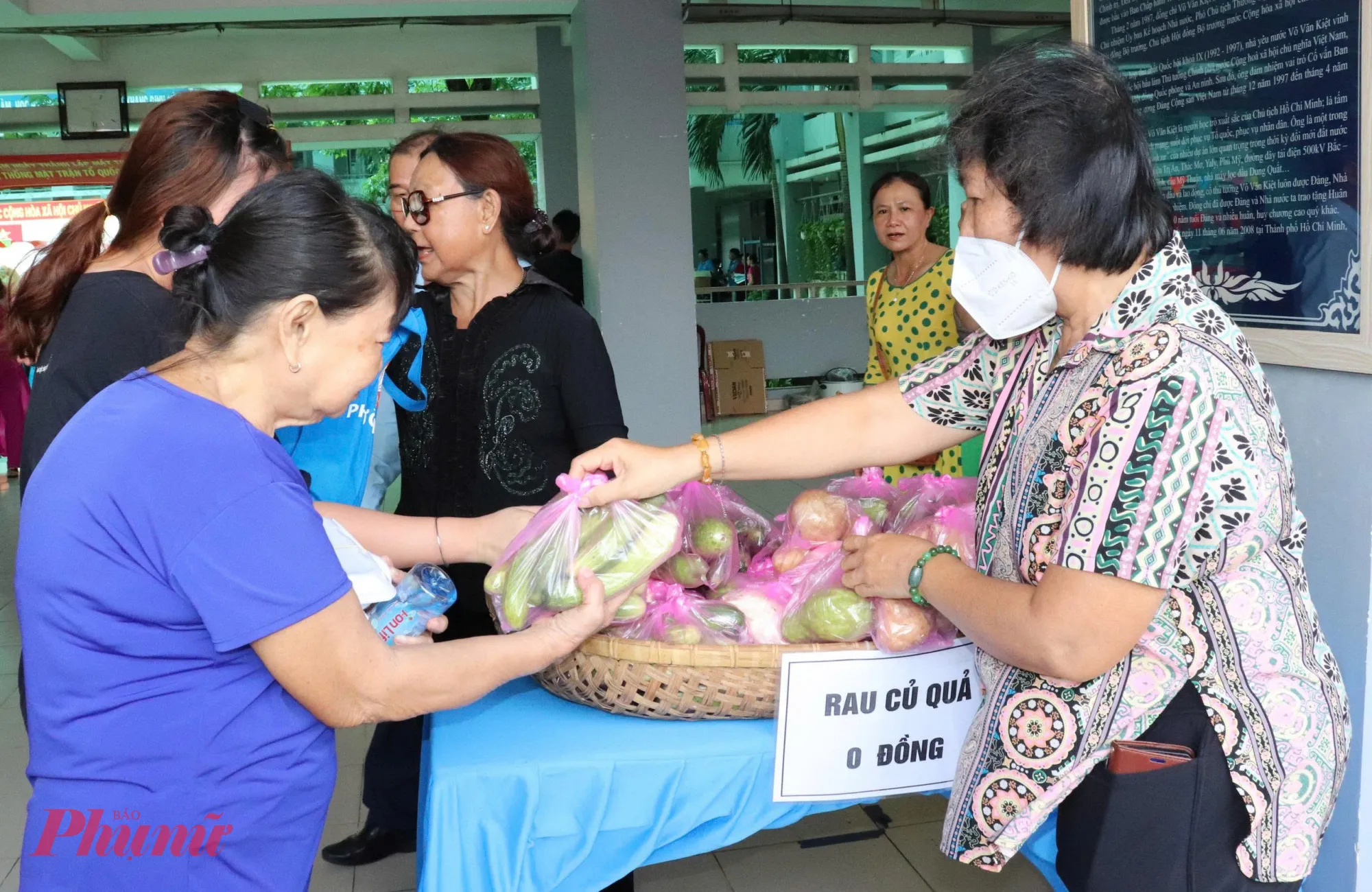 tại ngày hội Đại đoàn kết toàn dân tộc khu phố 12, phường Phú Địnhh, Ban tổ chức ngày hội đã tổ chức các gian hàng 0 đồng, tặng rau củ quả cho người khó khăn - Ảnh: T.N.