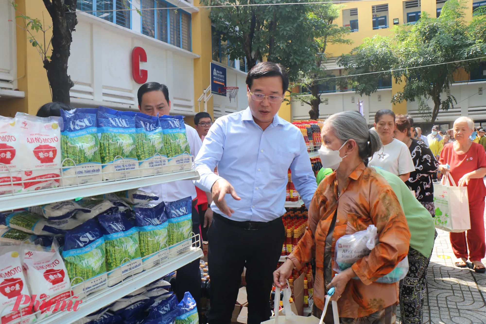Phó bí thư Thường trực Thành ủy TP.HCM Lê Quốc Phong gặp gỡ người dân tại ngày hội Đại đoàn kết toàn dân tộc phường phường Bình Phú