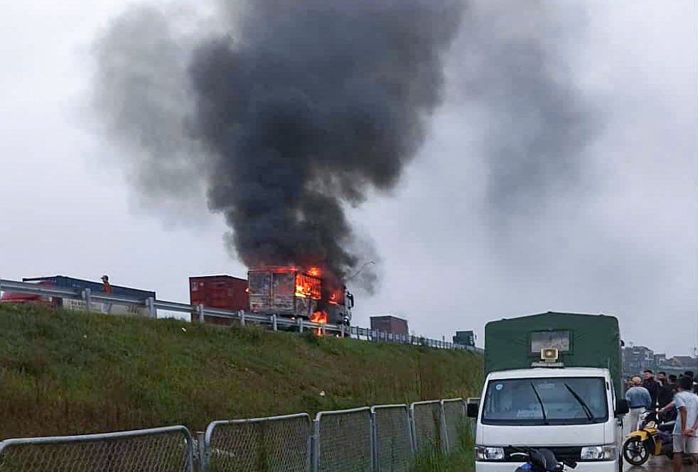 Chiếc xe tải bốc cháy ngùn ngụt trên cao tốc - Ảnh: Hoàng Anh