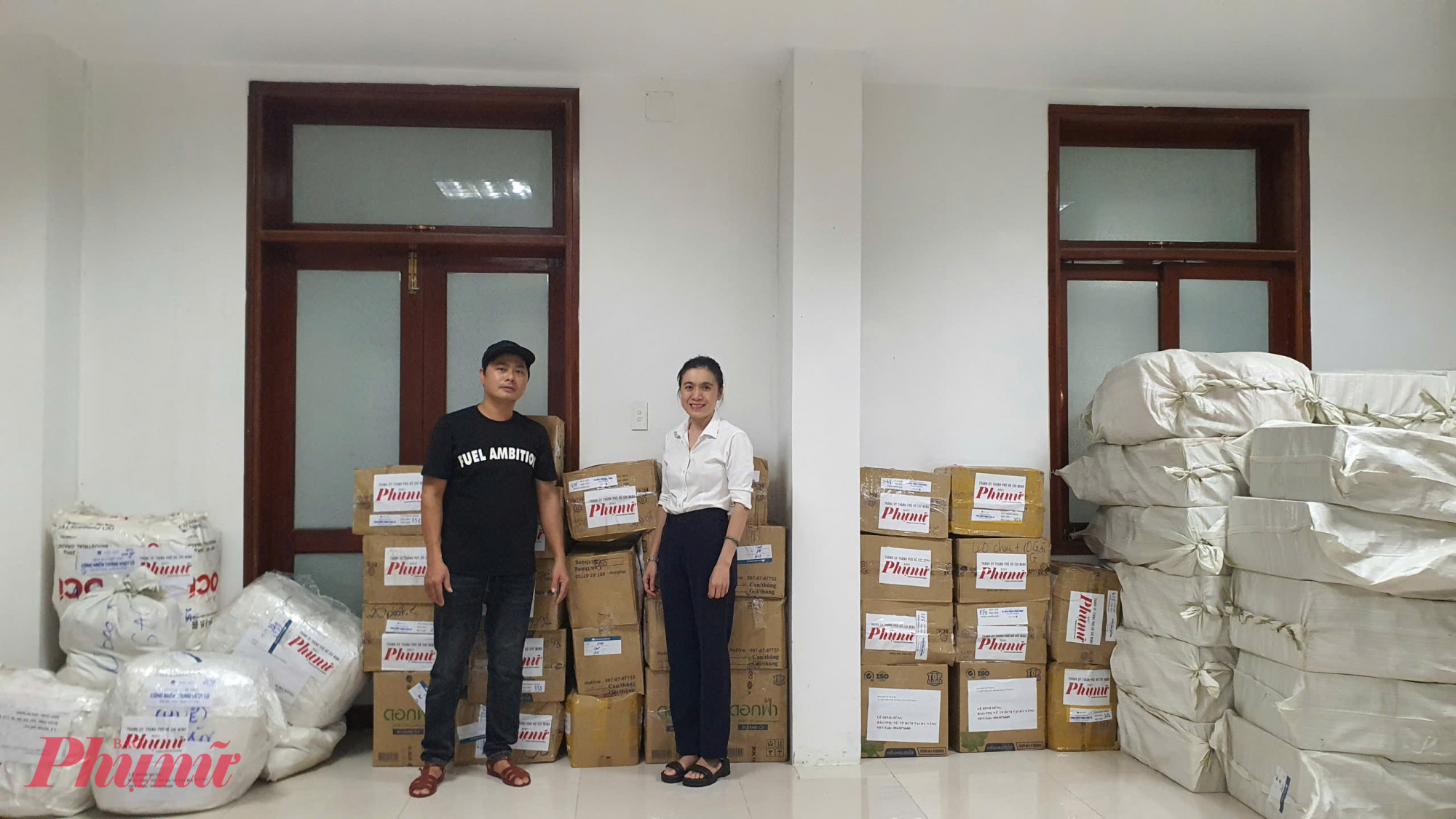 Nhà báo Lê Đình Dũng - phóng viên thường trú Báo Phụ Nữ TPHCM tại Đà Nẵng - và đại diện Hội LHPN TP Đà Nẵng tiếp nhận số hàng hoá cứu trợ từ mạnh thường quân.