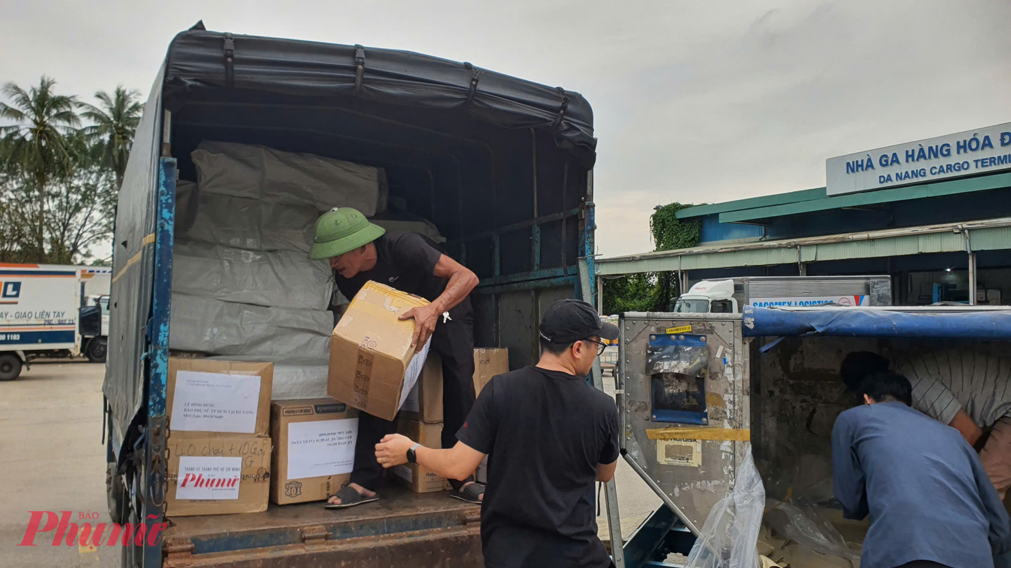 Biết thông tin có hàng cứu trợ chuyển ra hỗ trợ bà con, anh Đào Minh Thắng (43 tuổi, trú Xuân Hà, phường Thanh Khê, Đà Nẵng) chuyên chạy xe tải chở hàng đã hỗ trợ nhiệt tình vận chuyển số hàng từ sân bay Đà Nẵng về điểm tập kết tại Hội LHPN TP Đà Nẵng.