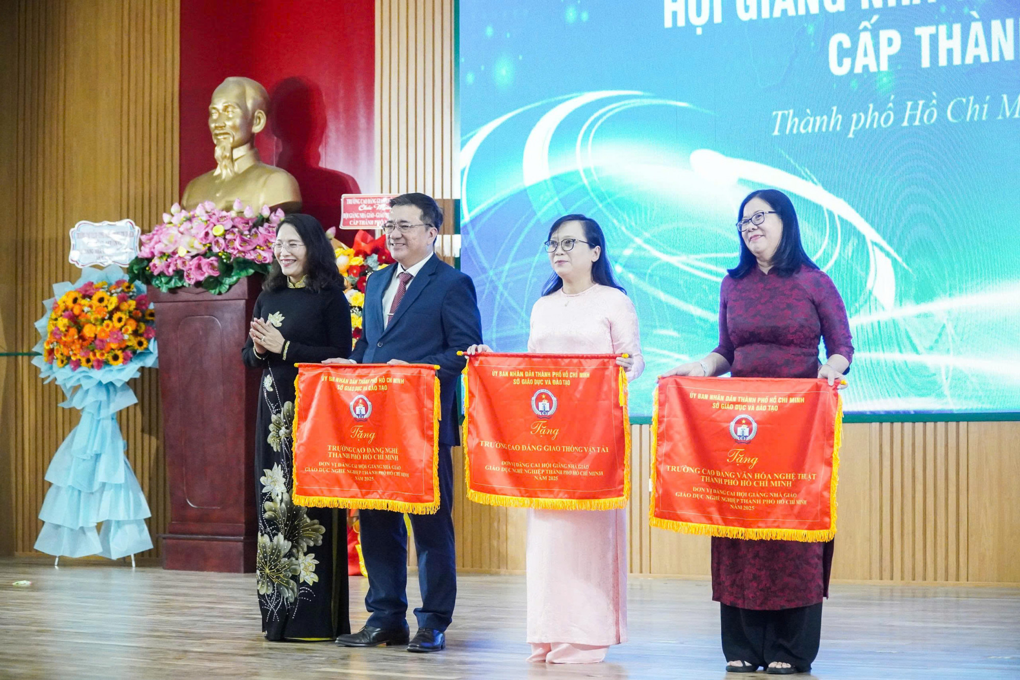 Bà Trương Hải Thanh tặng cờ cho các đơn vị phối hợp tổ chức chương trình - Ảnh: N.H.