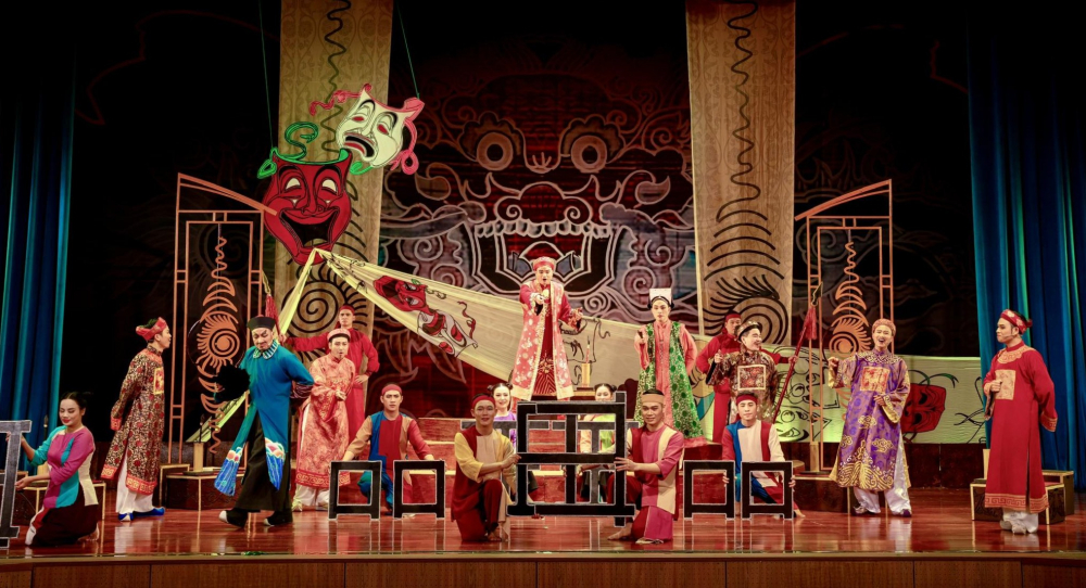 Đạo diễn Lê Tuấn của vở Nước mắt t