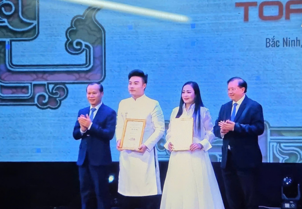 NS ƯT Quốc Phòng và NS ƯT Quỳnh Mai nhận giải Nam và Nữ Diễn viên xuất sắc - Ảnh: Minh Khang.