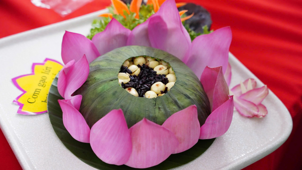 Các món ăn chay được tạo hình đẹp mắt, thu hút thực khách.