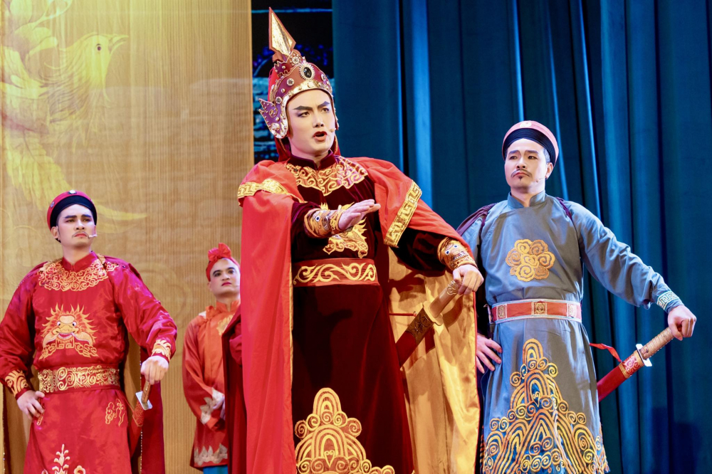 NSƯT Quốc Phòng trong vai Lê Hoàn vở Nặng gánh sơn hà 