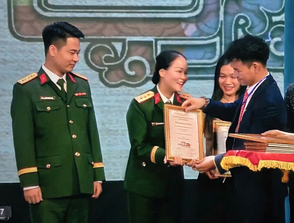 NSND Xuân Bắc, Cục trưởng Cục Nghệ thuật biểu diễn, trao các huy chương vàng cá nhân - Ảnh: Minh Khang.