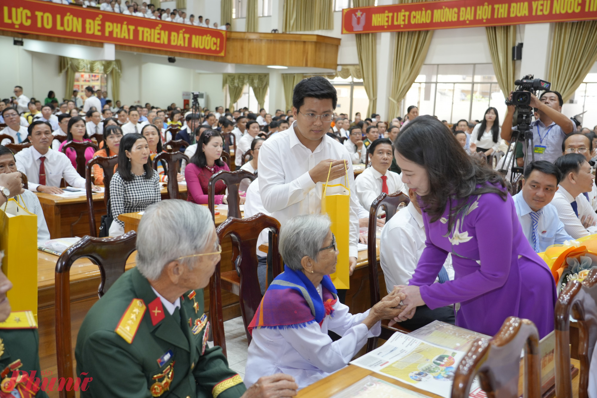Phó Chủ tịch nước Võ Thị Ánh Xuân tặng quà cho các bà mẹ Việt Nam anh hùng tỉnh An Giang - Ảnh Phú Hữu