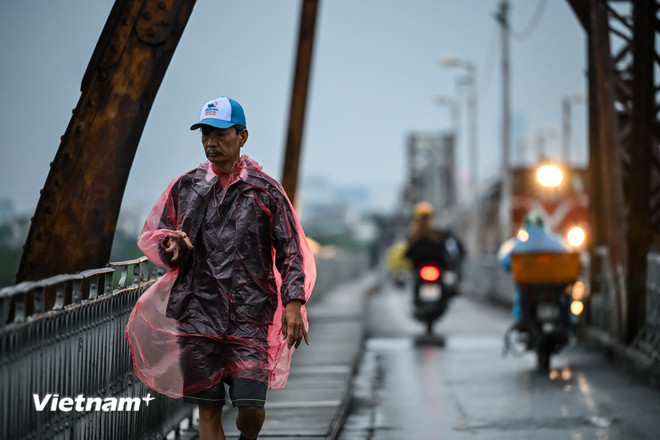 Theo Trung tâm Dự báo Khí tượng Thủy văn Quốc gia, đợt không khí lạnh lần này chỉ là mở đầu cho chuỗi ngày rét sớm năm nay. Dự báo, không khí lạnh sẽ còn tăng cường vào cuối tháng 10 và đầu tháng 11, trong đó nhiệt độ thấp nhất có thể xuống dưới 17 độ C vào ban đêm. Mức giảm sâu nhất dự kiến rơi vào tháng 12/2025 - tháng 1/2026. (Ảnh: Minh Sơn/Vietnam+)