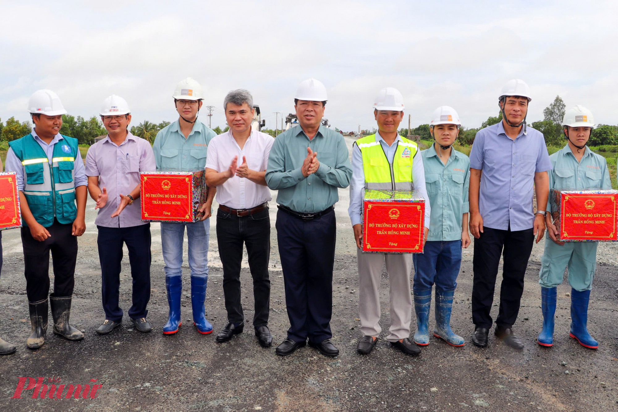 Bộ trưởng Bộ Xây dựng tặng quà cho đơn vị thi công và nhà thầu - Ảnh Phú Hữu