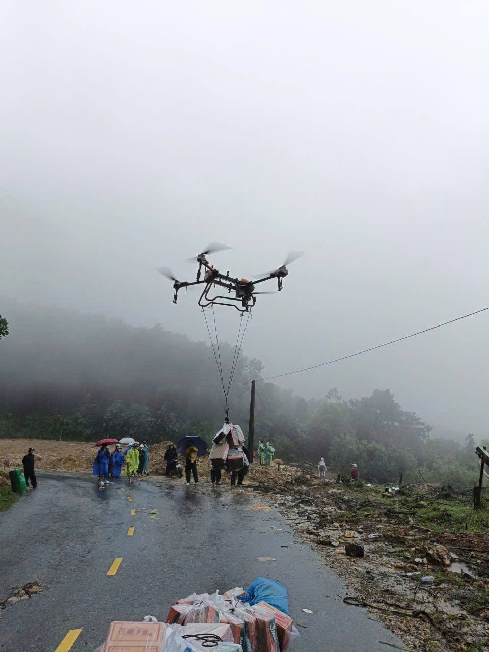 Drone đưa hàng cứu trợ đến những nơi bị cô lập