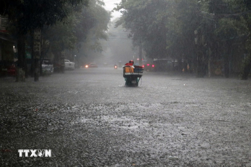 Mưa lớn khiến nhiều tuyến đường tại Nghệ An ngập nặng. (Ảnh: TTXVN phát)