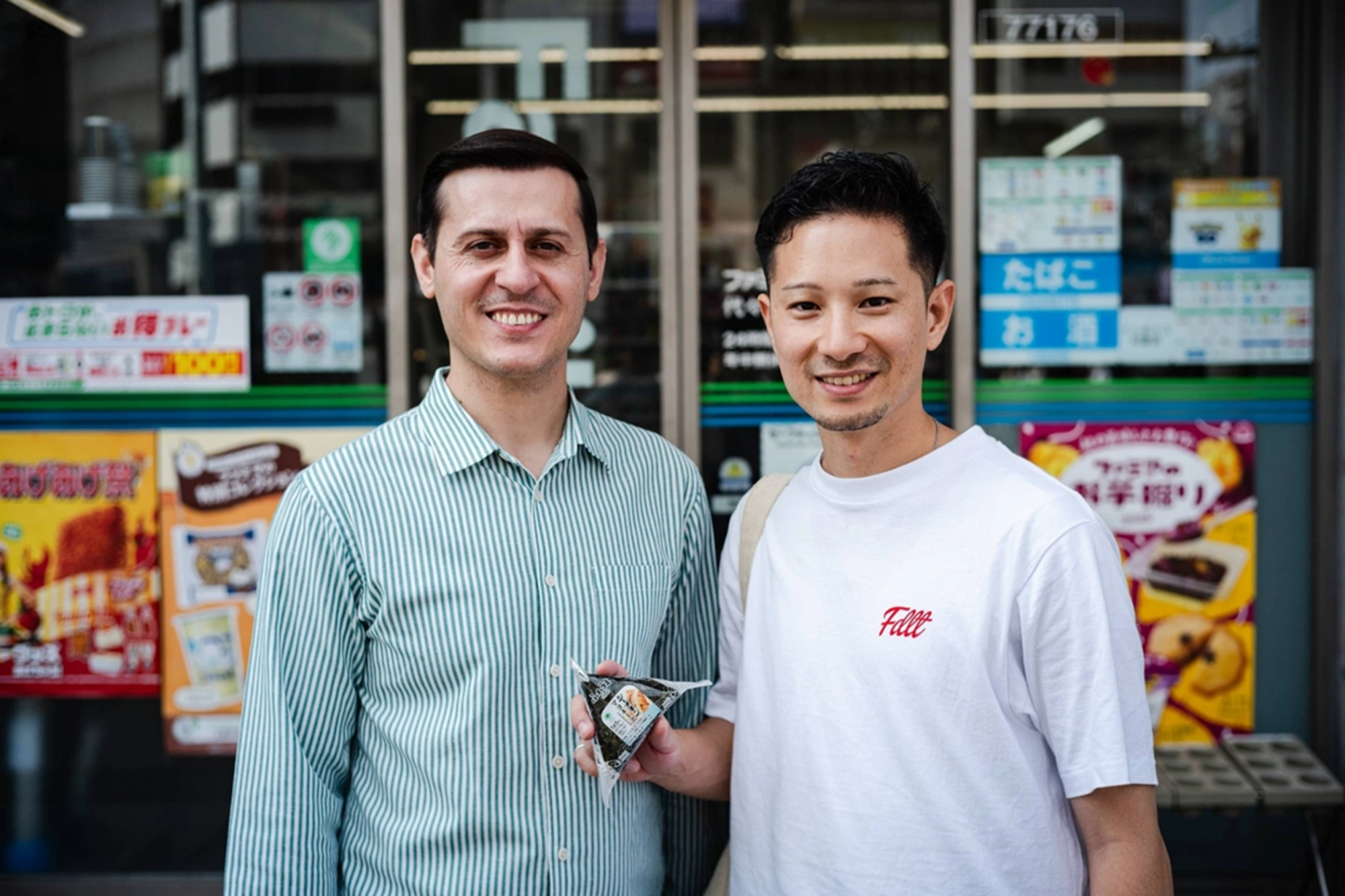 Serkan Toso (trái) - người sáng lập nền tảng du lịch ăn uống ByFood - cùng với Ryo Ito (phải) - hướng dẫn viên tour “konbini” - trước một cửa hàng tiện lợi — Ảnh: Japan Times