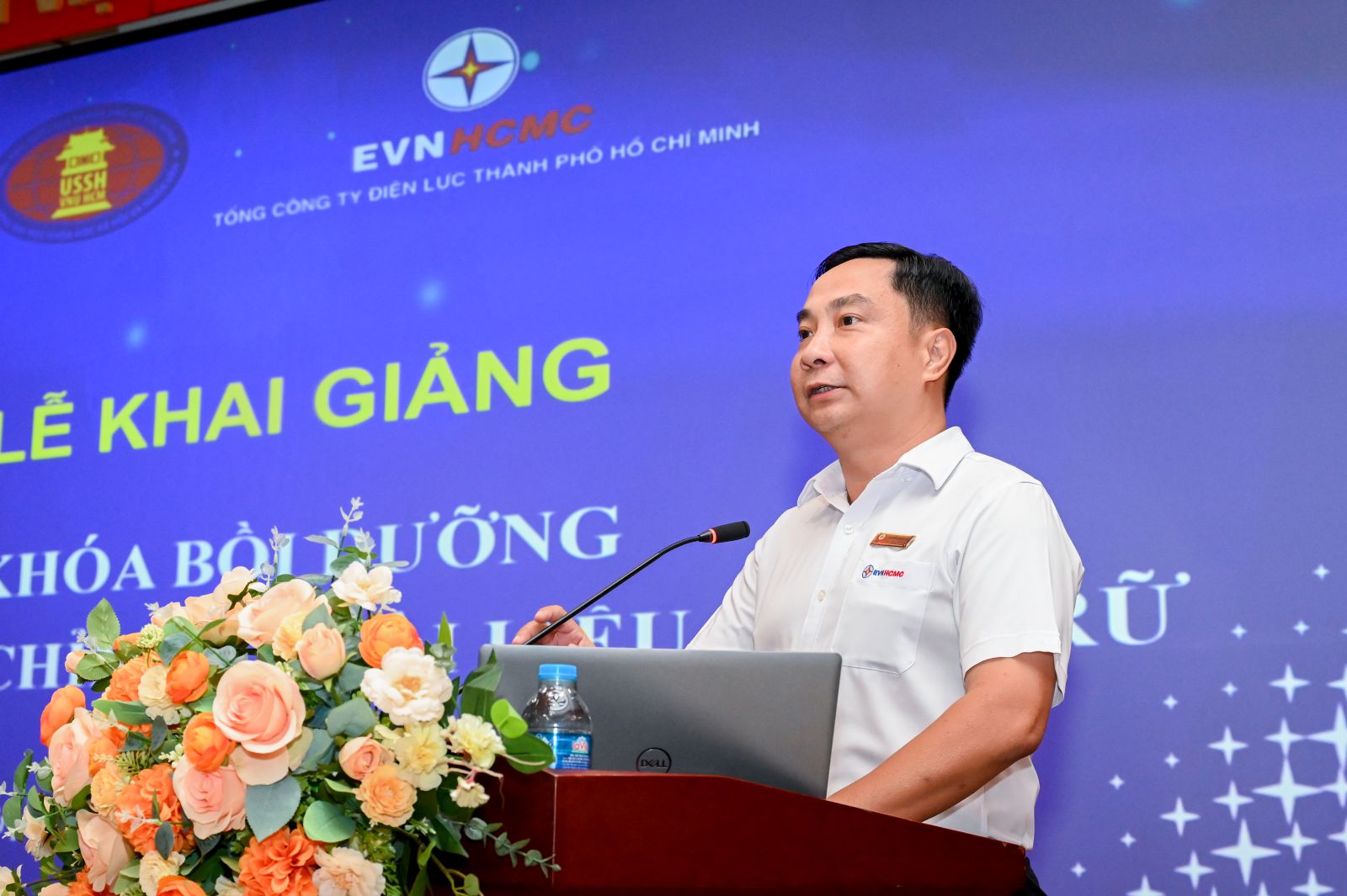 Ông Nguyễn Thanh Nhã - Phó tổng giám đốc EVNHCMC phát biểu khai giảng khóa bồi dưỡng