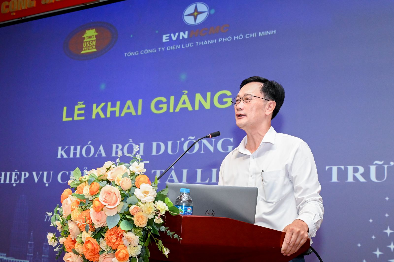 TS. Nguyễn Văn Báu - Giảng viên chính Khoa Lưu trữ học - Quản trị văn phòng, Trường Đại học Khoa học Xã hội và Nhân văn, Đại học Quốc gia TPHCM phát biểu tại lễ khai giảng khóa bồi dưỡng - Ảnh: EVNHCMC