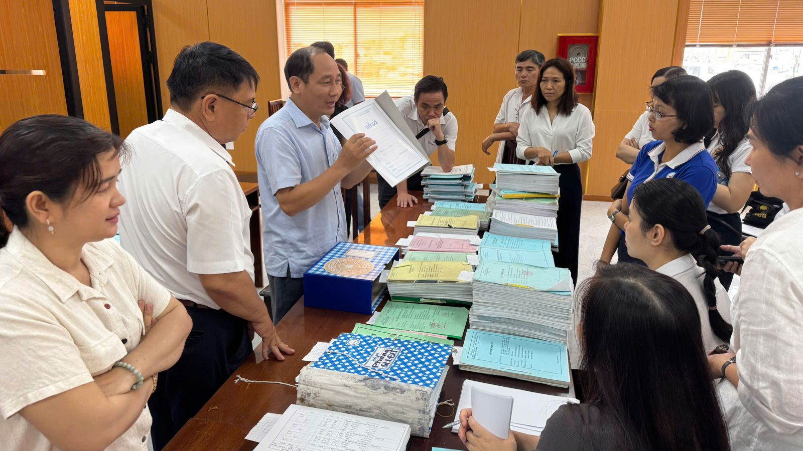 Nhóm học thực hành tại Công ty Điện lực Gia Định - Ảnh: EVNHCMC