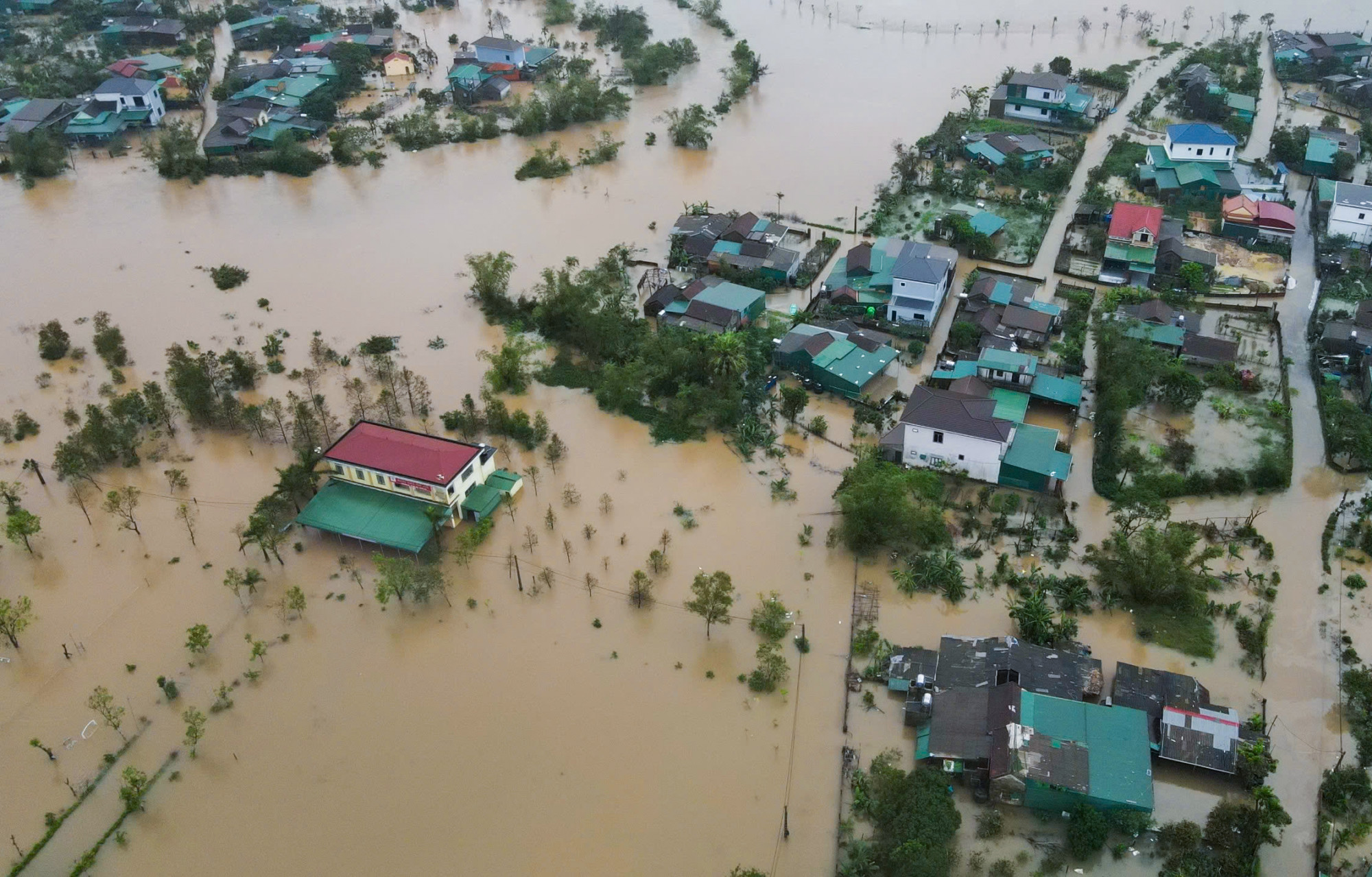 Hàng ngàn hộ dân xã Cẩm Duệ bị nước lũ bủa vây suốt nhiều ngày qua - Ảnh: Khánh Trung